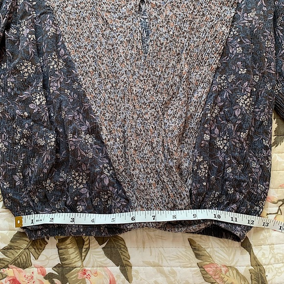 Daytrip Women’s Navy Lavendar Floral Crop V Neck Blouse Size Small - Picture 2 of 4